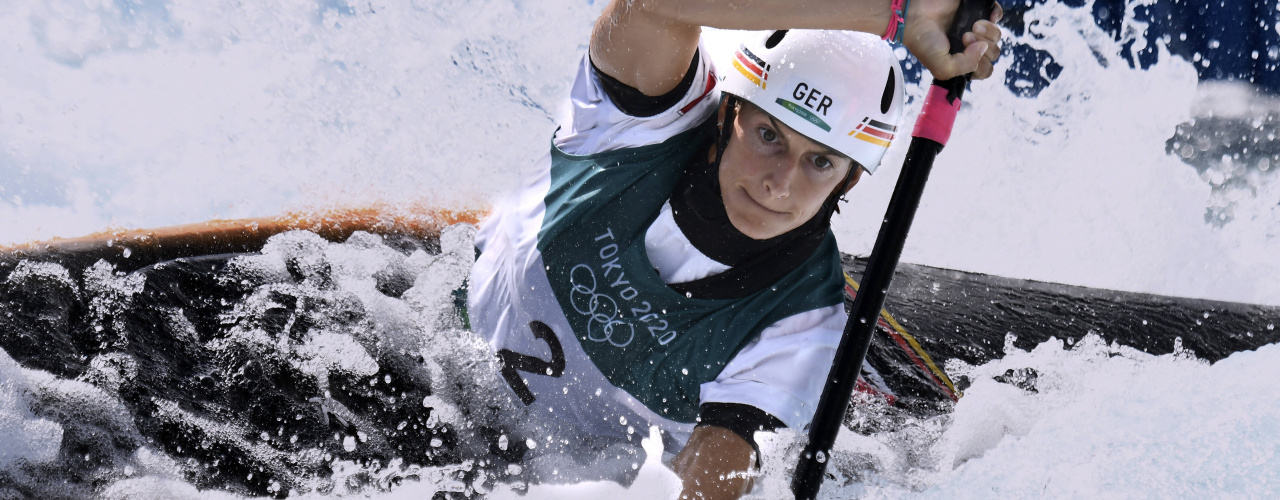 Sport Bilder des Tages FUNK Ricarda Team GER Olympiasiegerin K-1 Frauen TOKYO Olympic Games, Olympische Spiele, Olympia, OS 2020 Sommerspiele in Tokyo Wildwasser K1 Frauen am 27. 07.2021 in Tokyo *** FUNK Ricarda Team GER Olympic Champion K 1 Women TOKYO Olympic games 2020 Summer games in Tokyo White water K1 Women on 27 07 2021 in Tokyo